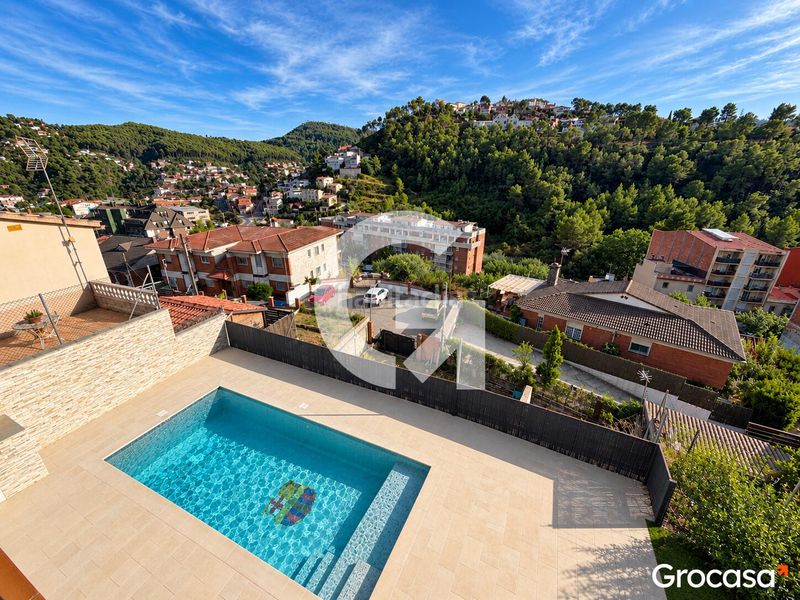 Foto 1a4e7d80-6354-48b6-92fc-cea5295e1647. Casa amb calefacció aparcament piscina a Vallirana