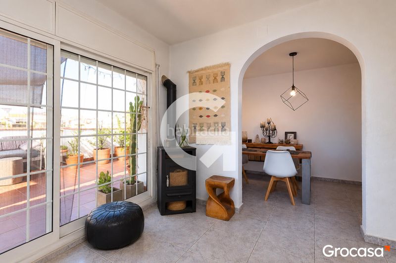 Foto a19cd11b-6b8c-4ee7-93d5-0c484e516705. Ático  con gran terraza y vistas despejadas junto a plaza blanes en Prat de Llobregat (El)