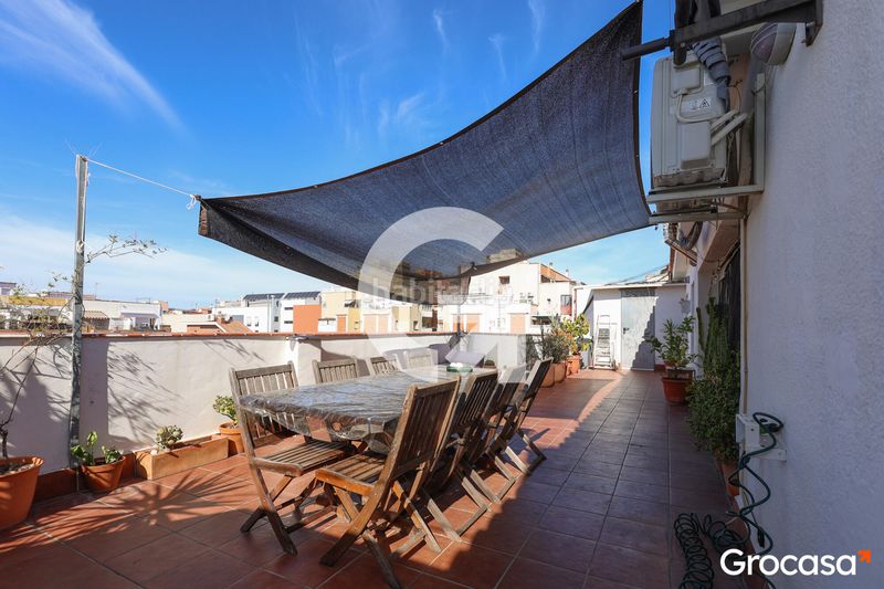 Foto ba3befa1-2c5b-42b7-84fd-45df003560d1. Ático  con gran terraza y vistas despejadas junto a plaza blanes en Prat de Llobregat (El)