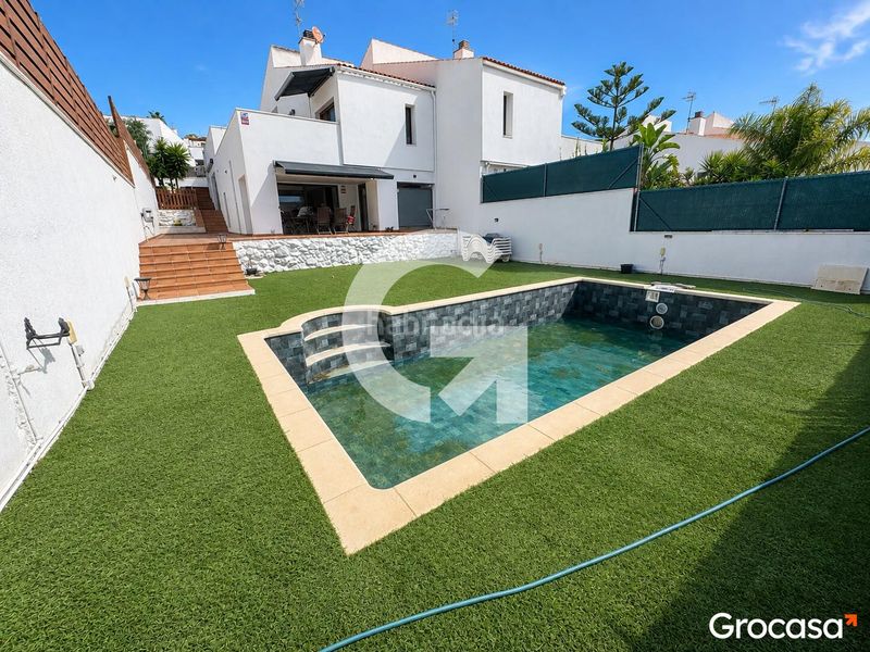 Foto 0bde58f0-11dd-43ef-a801-acce2d512715. Chalet en cl llebeig exclusiva casa con piscina privada y vistas al mar en Mas Mel en Calafell