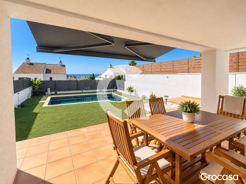 Foto c33de400-6856-4d13-bcab-68bf2cf0b98c. Chalet en cl llebeig exclusiva casa con piscina privada y vistas al mar en Mas Mel en Calafell