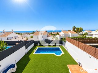 Xalet a Cl llebeig. Exclusiva casa con piscina privada y vistas al mar en mas mel