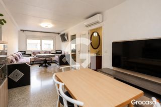 Etagenwohnung in Sant Cosme-La Granja. Vivienda exterior de 3 habitaciones junto al metro y parc nou