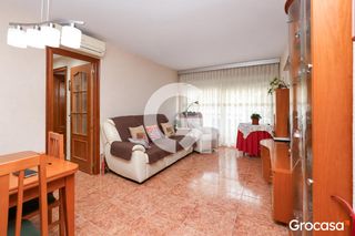 Pis a La Gavarra. Luminoso bajo de 3 habitaciones con balcón, patio y excelente ub