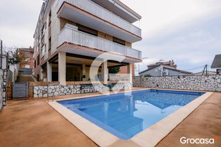 Penthouse  Av castellbisbal. Atico con terraza y piscina