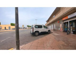 Casa  Calle carretera guardias viejas. Edificio de 3 grandes viviendas y 2 locales comerciales.