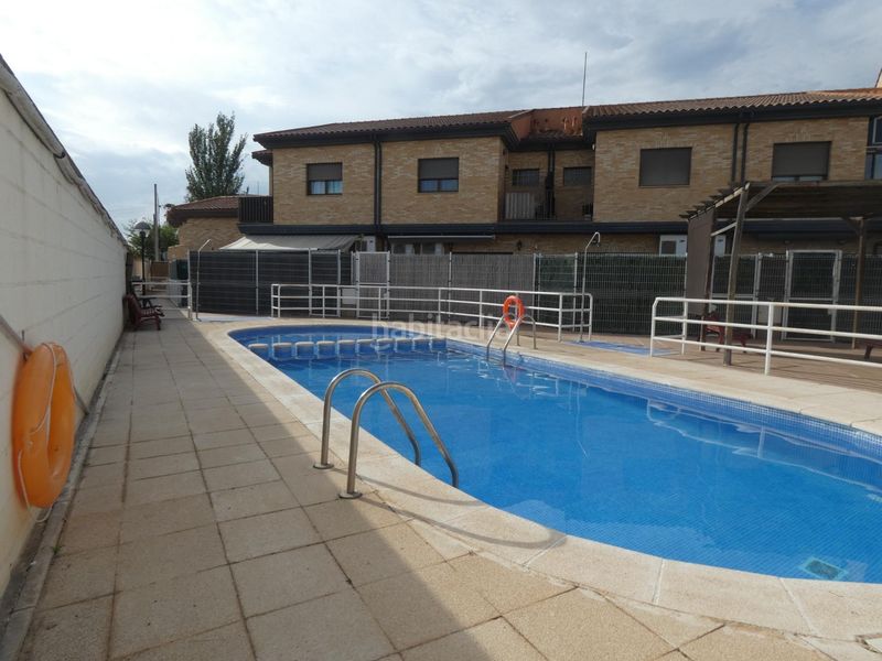 Foto 0b11d7df-f9de-4d11-9382-42ce2788098c. Casa adossada amb aparcament piscina a Joyosa (La)