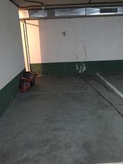 Aparcament cotxe  Eskola kalea. Raya de garaje con trastero en eskola kalea