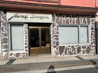 Locale commerciale  Aingurasutegi kalea. Local diáfano de 70m²  con escaparates