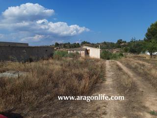 Finca rústica a Fabara. Finca con agua y con construcciones para crear tus proyectos por