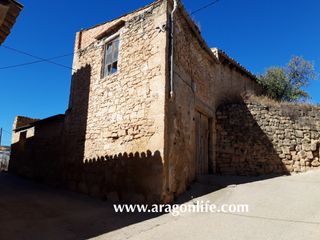 Casa en Cuesta de la carne 1. Casa de piedra de 295m2 en mazale�n (teruel). 19.000�