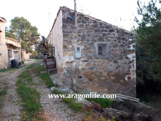 Masia a Caspe. Finca de regadío de 4.995m2 + 2 casas de 94 y 57m2. al lado del