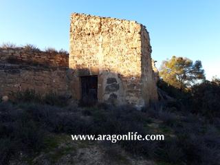 Masia a Fabara. Finca de 100.945m2 de almendros. secano. con 2 edificaciones. fa