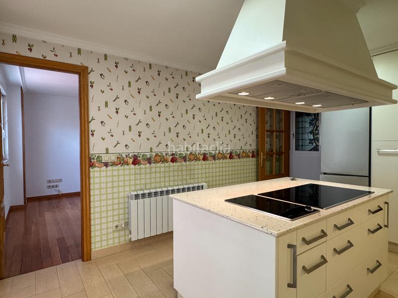 Foto 2cf9e4b5-5478-4489-9caf-be9cfa68db40. Alquiler piso  amplio junto a plaza de galicia en Santiago de Compostela