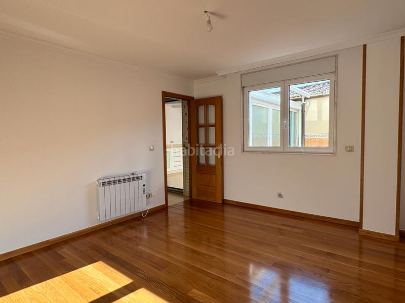 Foto b3ae6c90-a7d8-4b0a-9bcf-1722a1747028. Miete etagenwohnung mit heizung parking in Ensanche - Sar Santiago de Compostela