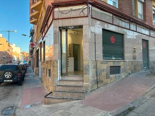 Location Local commercial à Carrer de ripoll 2. Local luminoso esquinero en alquiler