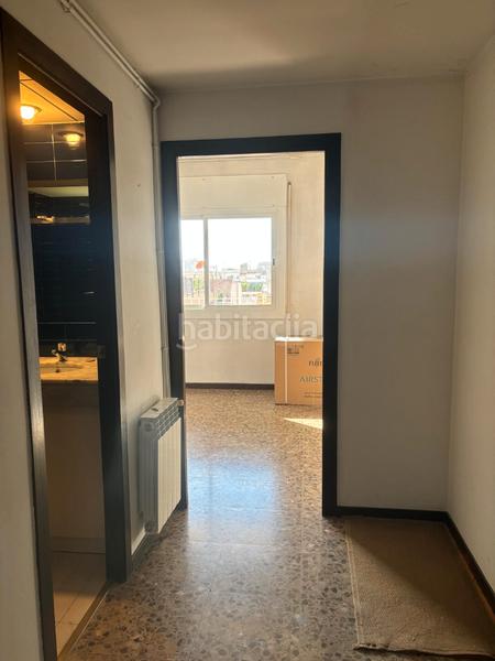 Foto 7d2fd0bf-3611-4abe-b9cc-9ab74464e3b6. Alquiler piso ático luminoso de 3 habitaciones en galvany en Barcelona