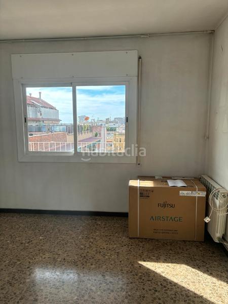 Foto e7ffdd94-5d78-4f4c-b813-e71376c85d5a. Alquiler piso ático luminoso de 3 habitaciones en galvany en Barcelona