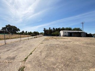 Industrial building  Sevilla. Nave industrial en venta en ctra. sevilla, 2 dormitorios.