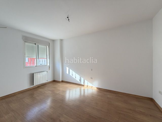 Foto 006b06d8-b6bb-4f7a-9658-62ef0364d495. Casa adossada amb aparcament a Carretera de Sevilla - Los Montitos Badajoz