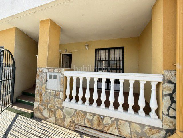 Foto 4d009876-3c66-405c-b88f-6f5f43cde73b. Casa adossada amb aparcament a Carretera de Sevilla - Los Montitos Badajoz