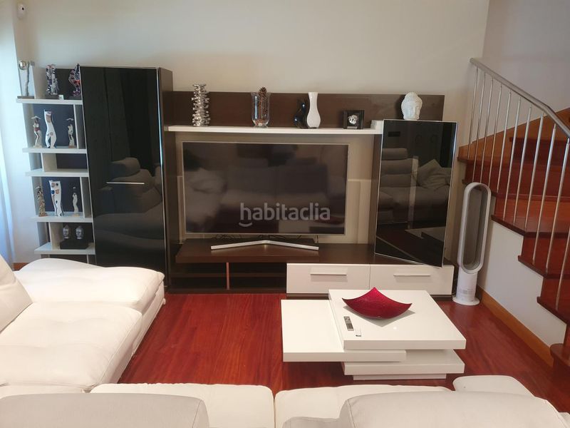 Foto b83a2298-56e8-43eb-b864-cdd4983d2ca3. Casa adossada amb calefacció aparcament piscina a Vigo
