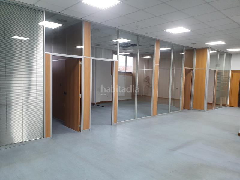 Foto 45d2de11-1752-49d3-a02c-9be5fbdf0138. Miete büro in avenida de madrid 197 in Lavadores Vigo