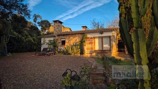 Chalet  Carrer àngel guimerà 13. Casa de 104m2 amb jardí i garatge.