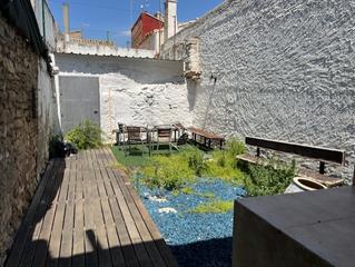 Casa  Calle mayor. Casa de pueblo de tres plantas con corral en el centro del puebl