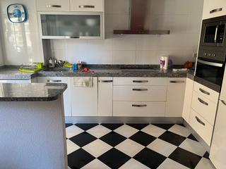 Location Appartement  Calle de santa orosia. Vivienda de tres dormitorios semiamublado con zonas comunitarias