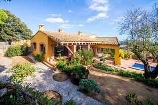 Xalet  Calle de la font. Estupenda casa con piscina incluida y cinco habitaciones
