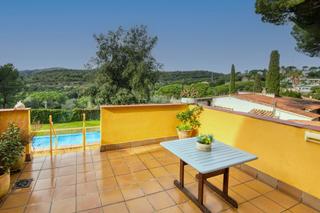 Xalet  Paseo safir. Casa adosada con jardín privado y piscina comunitaria en platja