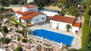 Xalet  Calle de l'anoia. Chalet con dos plantas, piscina y parcela grande