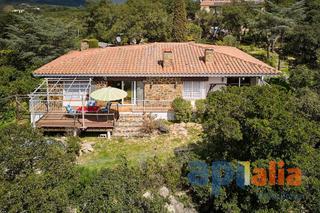 Xalet  Calle de les roques altes. Casa con piscina, mucha privacidad y una gran parcela