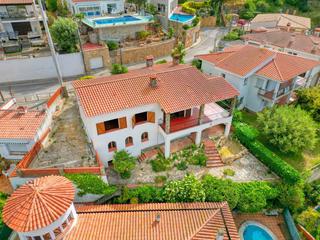 Xalet  Calle president llus companys. Casa unifamiliar con vistas al mar, situada en el pueblo a poca