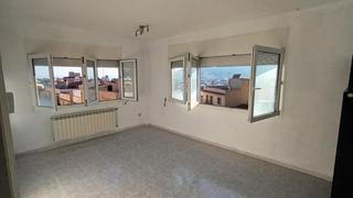 Pis  Rambla de la generalitat. Piso con 3 habitaciones y cerca de la playa de sant feliu de gui