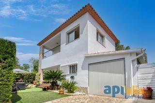 Xalet  Calle del bruc. Casa independiente, muy luminosa, con jardín, garaje y distribuc