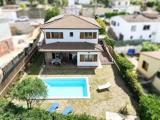 Xalet  Avenida valència. Moderna casa familiar con piscina y licencia turística en la urb