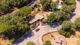 Xalet  Urbanització de vall repos. Chalet con jardín y piscina en entorno natural