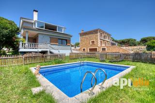 Xalet  Calle d'occitània. Chalet renovado con jardín y piscina, a minutos de las playas de