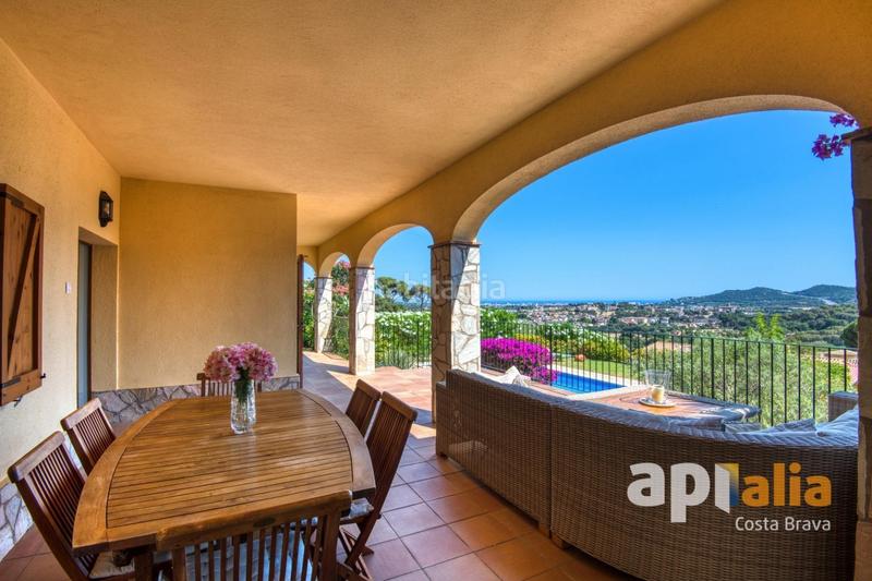 Foto 1d32c092-817a-4ff5-a297-dd5940a2929d. Chalet  con vistas panorámicas, terrazas soleadas, garaje y excelente ubicación en la costa brava. en Calonge