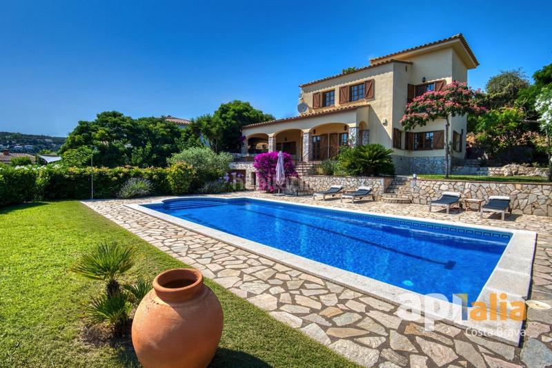Foto 22b4b259-6453-4c4c-aae1-2a434e6cb823. Chalet  con vistas panorámicas, terrazas soleadas, garaje y excelente ubicación en la costa brava. en Calonge