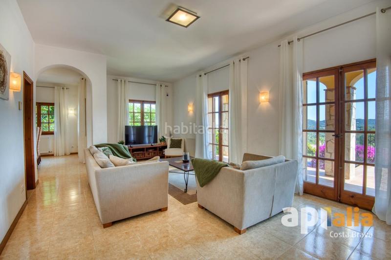 Foto ec457390-5f46-4c34-a461-40303368b5c8. Chalet  con vistas panorámicas, terrazas soleadas, garaje y excelente ubicación en la costa brava. en Calonge