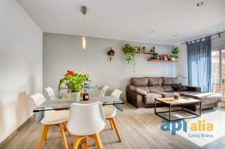 Piccolo appartamento  Avenida d'en puigcerver. Piso renovado en planta baja con terraza, tres dormitorios, aire
