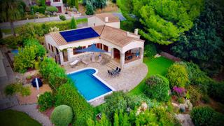 Chalet  Carrer caterina albert. Villa soleada de una sola planta con vistas panorámicas en calon