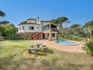 Casa  Carrer de montserrat. Chalet con parcela enorme y piscina privada