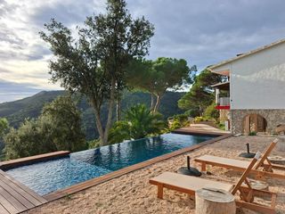 Chalet en Mas Trempat-Sant Amanç-Casa Nova. Villa con licencia turística, piscina desbordante y vistas al ma