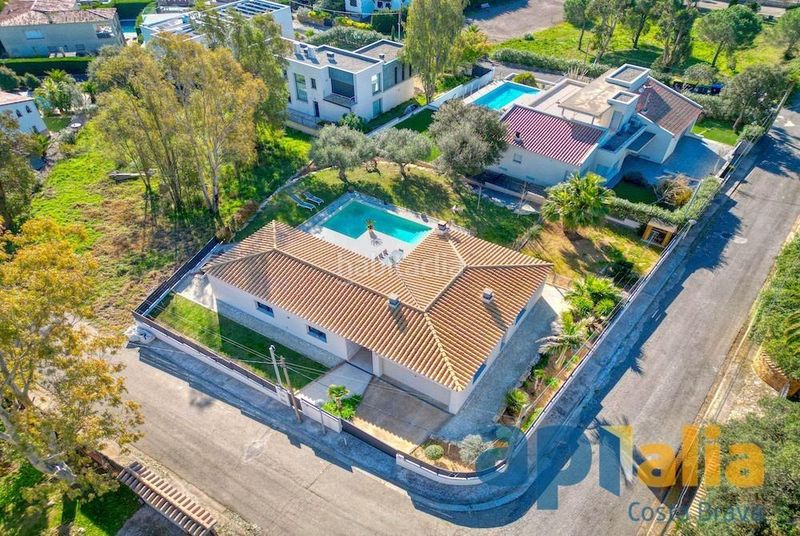 Foto e20a36ea-5828-4670-a16f-91202c176f8e. Casa  de una planta con piscina en Urbanitzacions Platja d´Aro