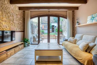 Casa adossada  Carrer st martiria. Casa del pueblo reformada con patio en el centro de sant feliu d