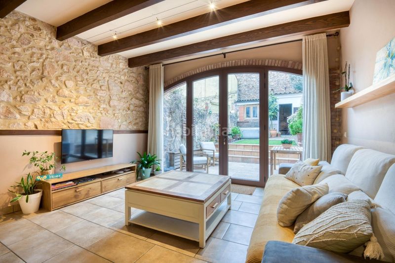 Foto f90713a6-12ba-4038-9432-6f2911729569. Casa adossada a Eixample Sant Feliu de Guíxols